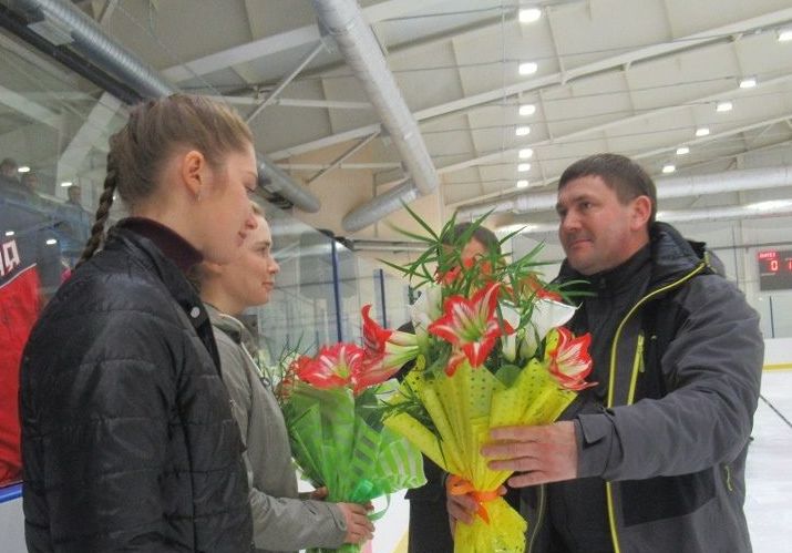 Ирина Казакевич и Тамара Воронина получают цветы из рук Алексея Шмыкова