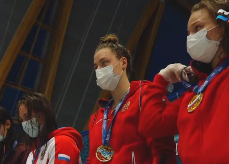 Дарья Устинова (в центре) с золотой медалью