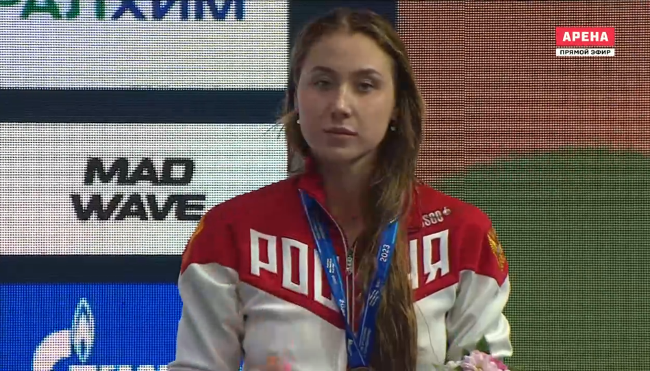Дарья Устинова на награждении после бронзового финиша на дистанции 50 метров на спине.