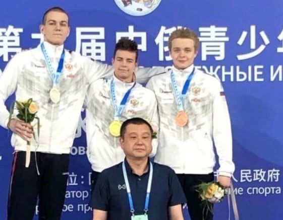 Май 2023 года. Ярослав Ядрышников (первый справа) с бронзой Российско-Китайских молодежных летних игр.