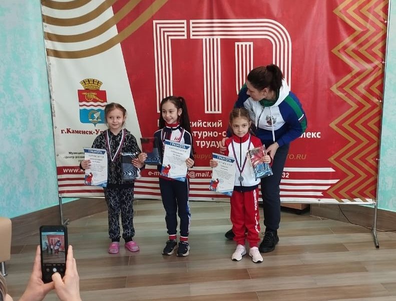 Лучших среди девочек награждает чемпионка мира по боксу Елена Сумина