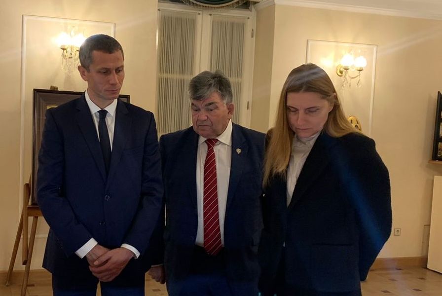 Во время встречи в резиденции губернатора (слева направо): Юрий Борзаковский, Рафаил Карманов и Ирина Привалова.