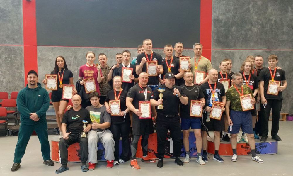 Команда «Витязь» побеждает в гиревом спорте