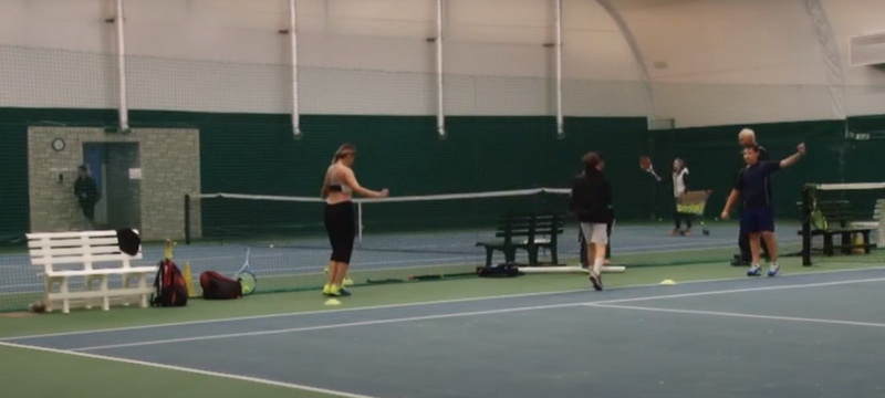 На снимке Рим-ТВ: идет тренировка в каменском теннисном клубе "Премьер"