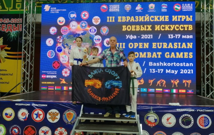 Валерий Карпенко со своими воспитанниками-чемпионами