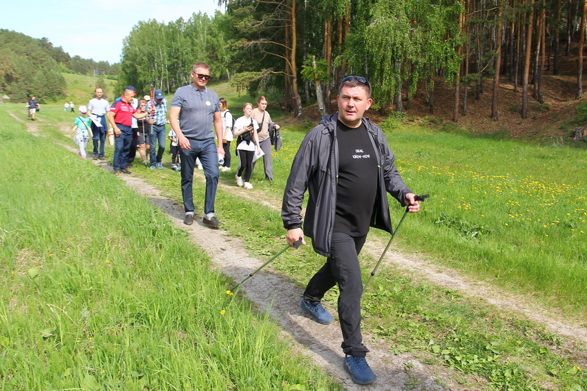 Заместитель губернатора области Алексей Шмыков с удовольствием принял участие в "Каменской прогулке"