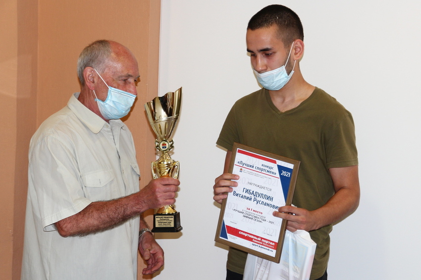 Виталий Гибадуллин получает награду из рук Александра Якименко
