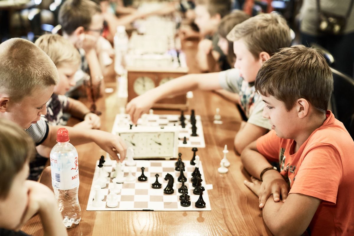Ребята шахматы играют. Шахматы для детей. Шахматы "школьник". Шахматы соревнования. Школьник с настольной игрой.