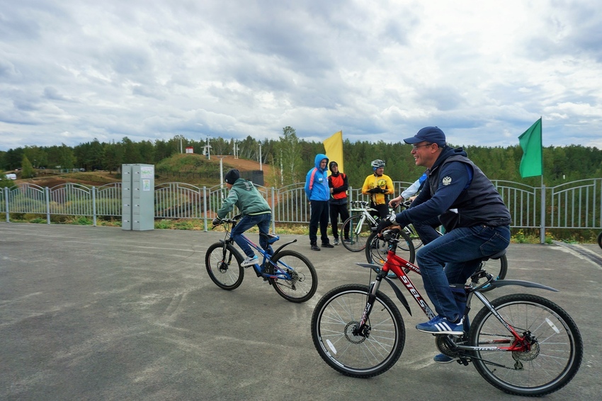 Глава города Алексей Герасимов принял участие в "Велоосени" вместе с сыном.