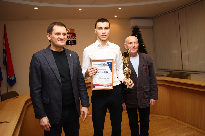 Игорь Чередниченко получает награду.