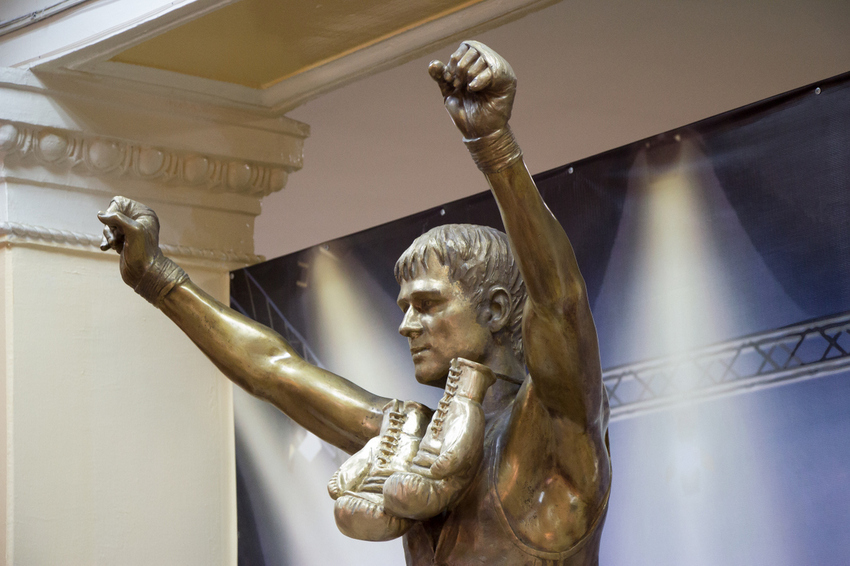 Скульптура Юрия Александрова во дворце спорта Салют