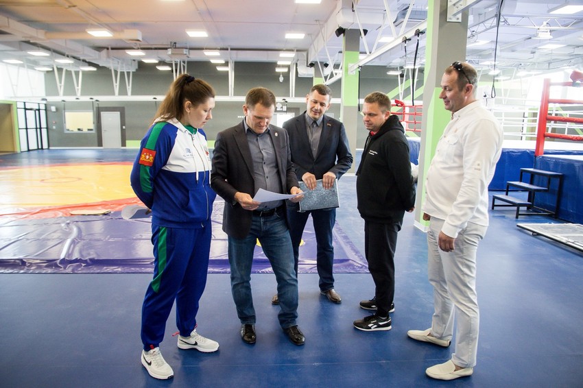Начальник Управления по физической культуре и спорту Павел Гиматов проверяет планы развития Центра бокса
