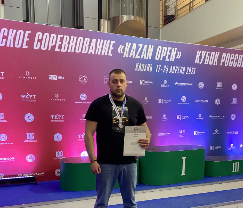 Андрей Ипатов со своей очередной наградой.