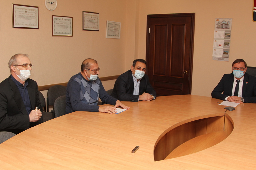 Глава города Алексей Герасимов встретился с вице-президентом шахмат региона Альбертом Степаняном