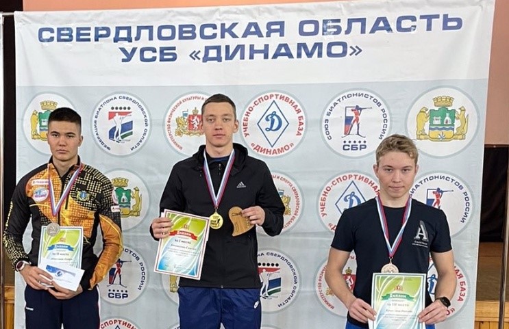 Савелий Коновалов (в центре) с очередной наградой.