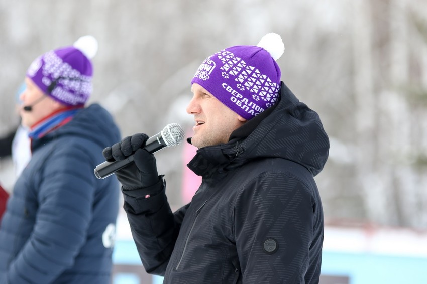 Начальник городского управления по физкультуре и спорту Павел Гиматов приветствует участников "Лыжни России"