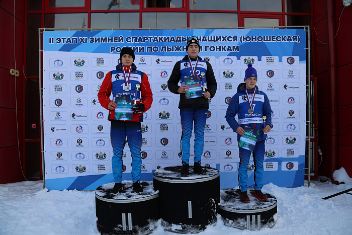 Андрей Лобода (первый справа) с бронзой за дистанцию 15 км