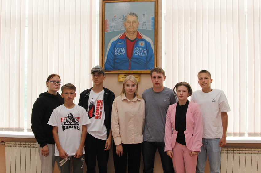 Снимок на фоне портрета почетного гражданина города Александр Николаева
