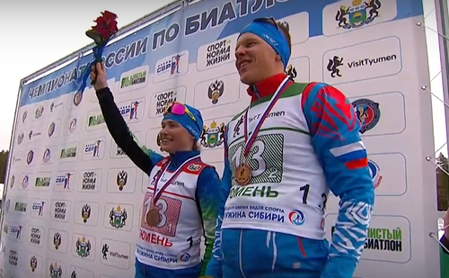 Тамара Дербушева и Кирилл Бажин получают поздравления.
