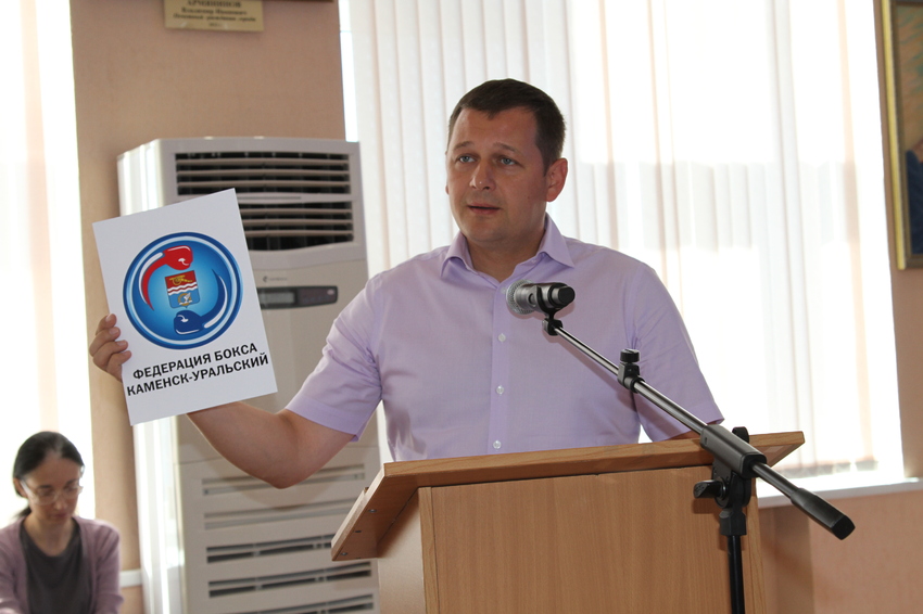 Депутат городской думы, куратор федерации бокса Александр Кукарин демонстрирует новую эмблему.