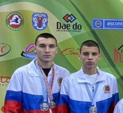 Кирилл Чередниченко (слева) и Денис Стукалов с медалями знакового для них первенства мира в Минске.