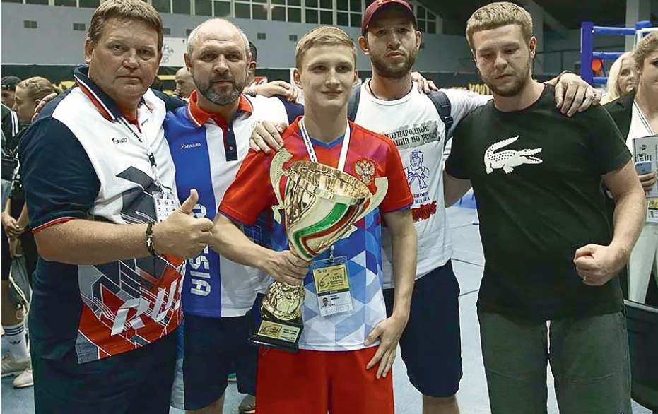 Всеволод Шумков с бронзовым кубком чемпионата мира.