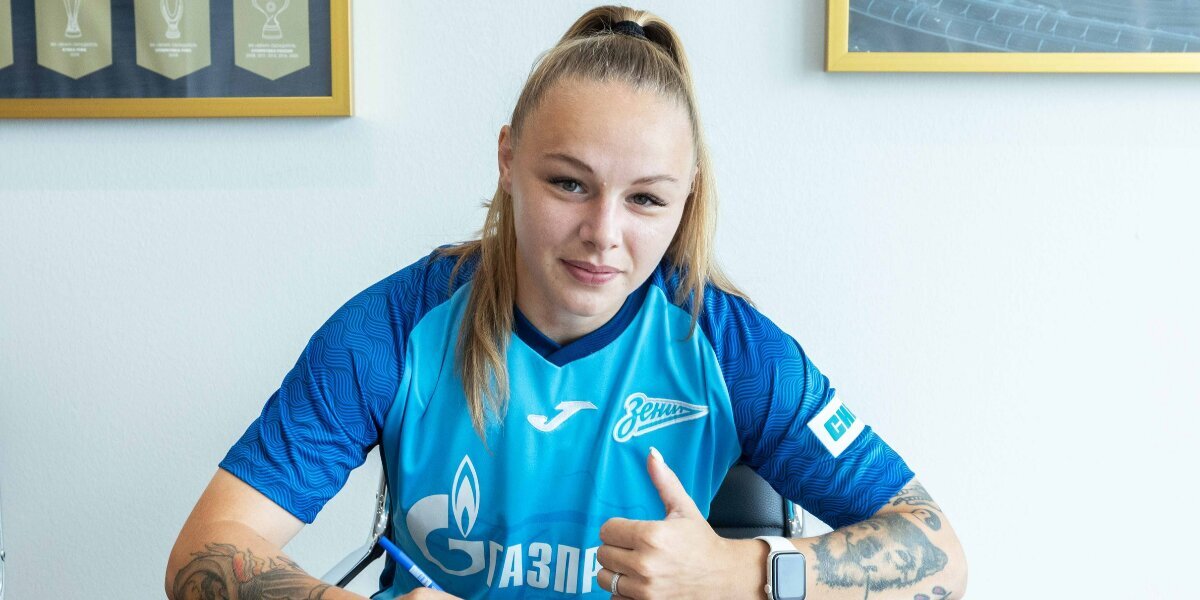 Алена Андреева во время подписания контракта с "Зенитом"