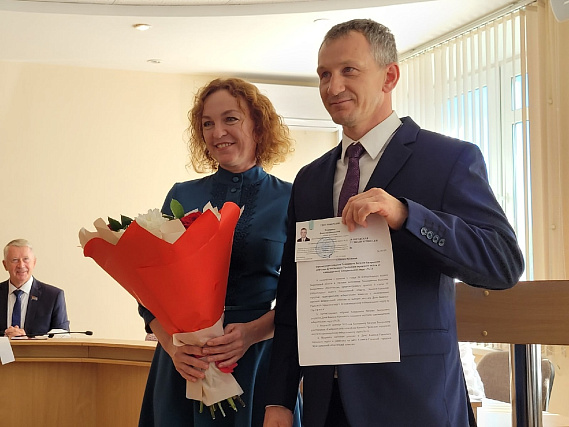 Виталий Хомицевич получил удостоверение депутата от председателя городского избиркома Ольги Дегтяревой. 