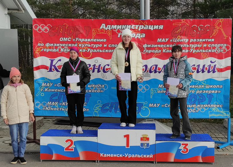 Людмила Бикташева с призерами забега