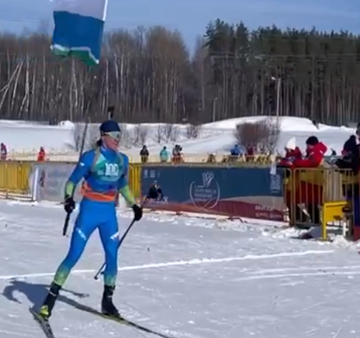 Савелий Коновалов финиширует с флагом Свердловской области