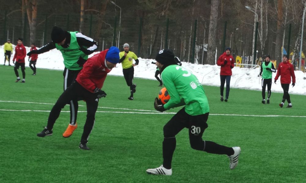 Зимний футбол - испытание для настоящих спортсменов.