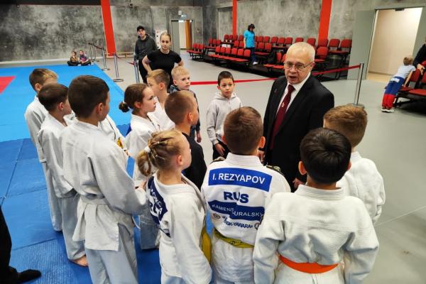 Если звезды зажигают, значит это кому-нибудь нужно