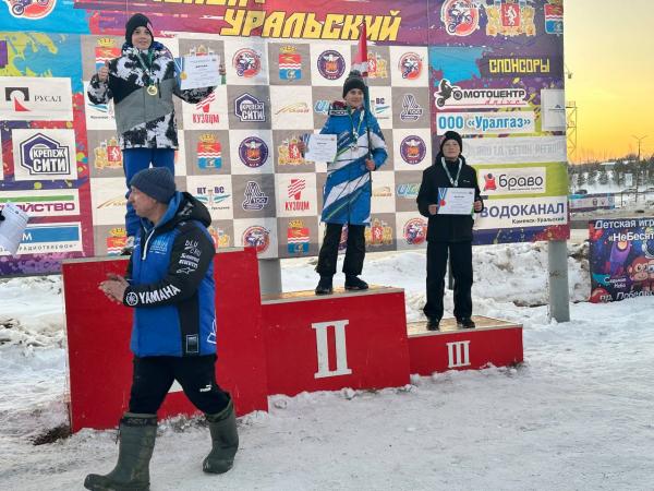 Зритель возвращается на мотокросс