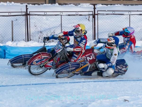 Открыли сезон мотогонок на льду!