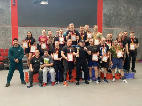 Команда «Витязь» побеждает в гиревом спорте