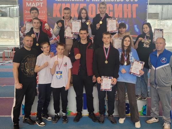 Девять медалей завоевали на первенстве УрФО по кикбоксингу спортсмены из Каменска-Уральского