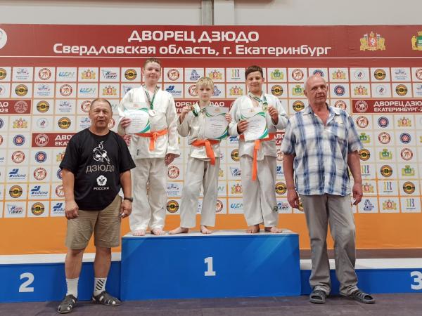 Два золота и бронзу завоевали каменские спортсмены на областных соревнованиях по дзюдо