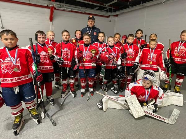 Юные хоккеисты «Уральца» стали победителями областного турнира