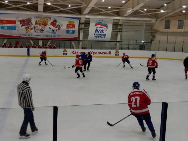 После очередного тура первенства города по хоккею сразу четыре команды пытаются разделить третье место