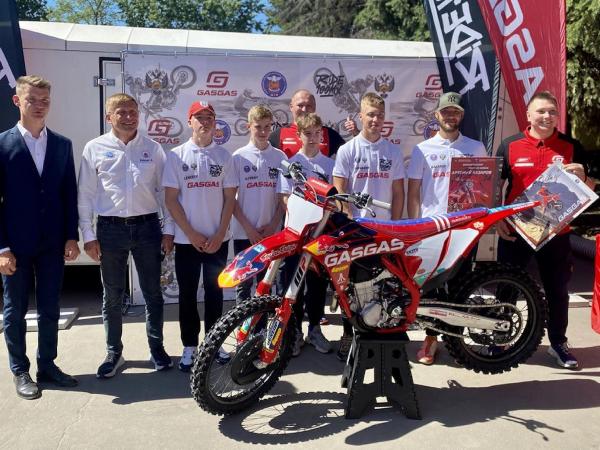 Спортсмены сборной России по мотокроссу, среди которых есть и представители Каменска-Уральского, получили новые мотоциклы