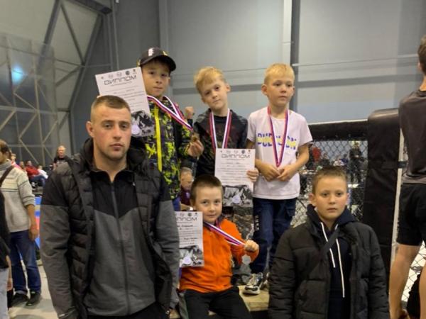 Каменцы собрали большую коллекцию наград на Кубке Свердловской области по смешанным единоборствам