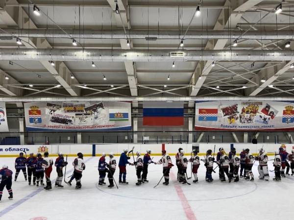 Полностью определилась тройка призеров первенства Каменска-Уральского по хоккею