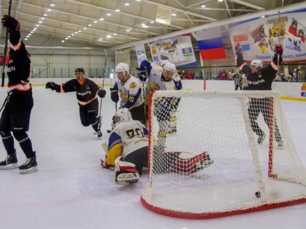 Хоккейная «Синара» из Каменска-Уральского одержала трудную победу в первенстве области